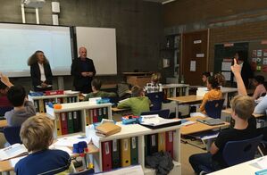 Der Bildungsexperte Daniel Born MdL im Gespräch mit den Schülerinnen und Schülern