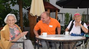 Der „Praktikant“ Daniel Born MdL und zwei der Bewohnerinnen sichtlich vergnügt