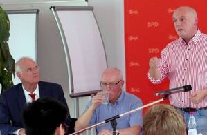 Es diskutierten Lukas Siebenkotten (v. r.), Daniel Born , Sieghart Brenner und Lothar Binding