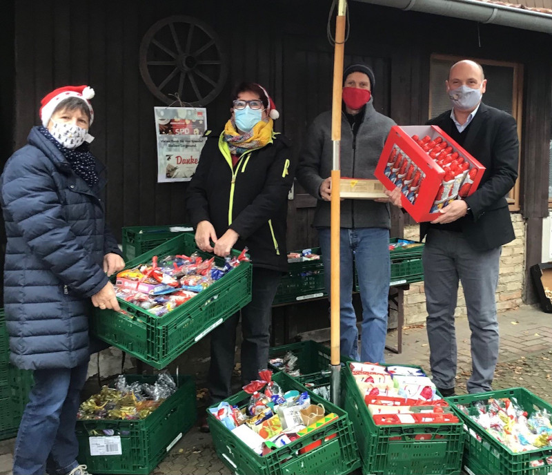 Alle haben ein Recht auf Weihnachten! Die SPD Neulußheim sammelt und bastelt tolle Weihnachtspäckchen für den Tafel-Laden. Gerne habe ich auch noch ein paar „rote Männer“ vorbeigebracht.