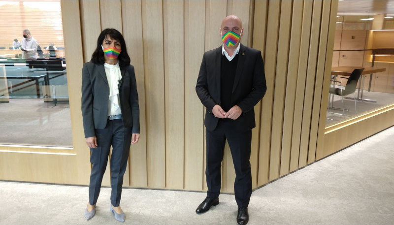 Landtagspräsidentin Aras und Landtagsabgeordneter Born mit Regenbogen-Maske