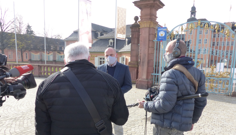 Daniel Born beim SWR-Interview vor dem Schlossgarten in Schwetzingen