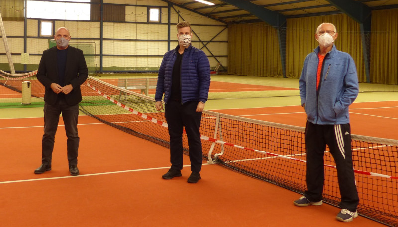 Gestern war ich zu Gesprächen bei Ulrich Kritzer (rechts im Bild), der die Tennisanlage am Waldhaus betreibt. Für ihn, wie auch für den Tennislehrer Mark Füchsle (Bildmitte) bedingt die Corona-Krise erhebliche Einnahmeverluste.
