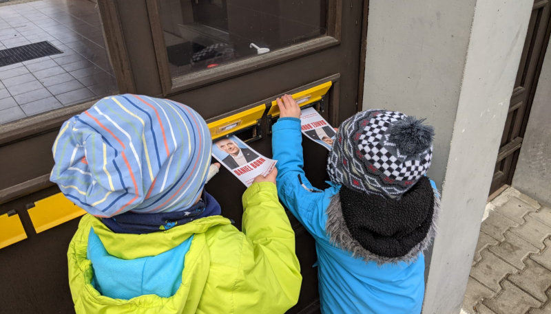 Foto der Woche: An Balkonen, auf den Marktplätzen, im Internet. Überall machen die Ehrenamtlichen großartigen Wahlkampf. Besonders wichtig diesmal: der Wahlkampf an den Briefkästen. Danke!