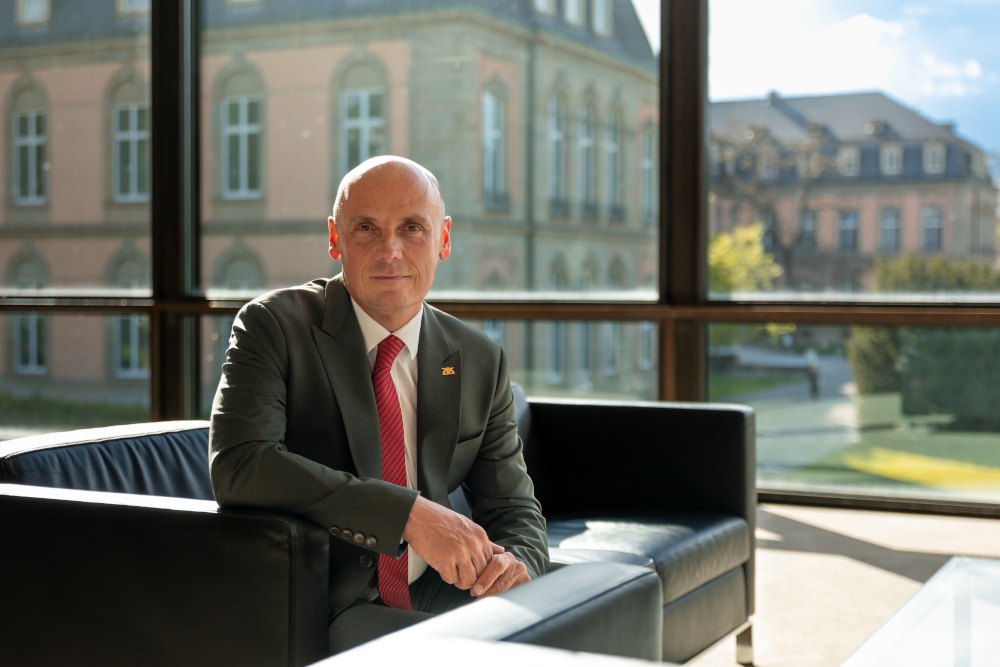 Daniel Born im schwarzen Sofa in der Lobby des Landtags