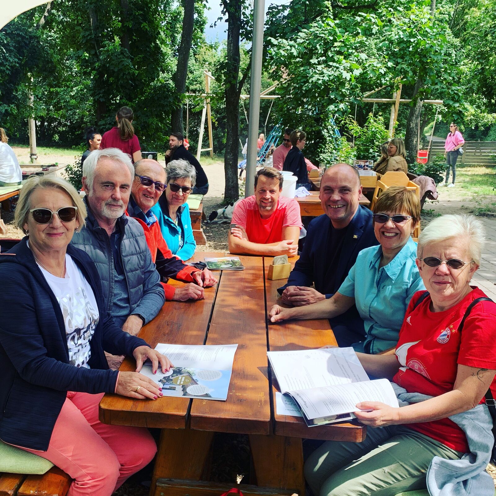 Foto der Woche: Das war so schön. Nach unserer tollen Radtour saßen die Teilnehmer*innen der SPD Eppelheim und ich noch gemütlich im Biergarten. Fahrradfahren in unserer Region macht einfach Spaß.