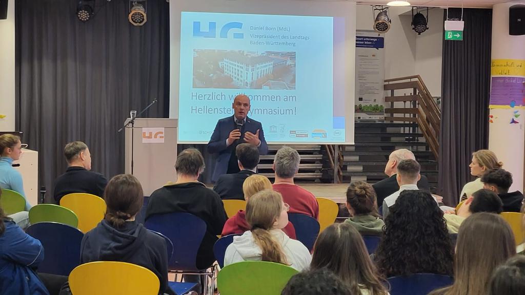 Foto der Woche: In dieser Woche war ich zu Schulbesuchen im Ostalbkreis und im Landkreis Esslingen. Heute Morgen steht noch der Besuch der Kita in Mückenloch auf der Agenda. Mir ist es wichtig, als Abgeordneter und Landtagsvizepräsident immer mit der jüngsten Generation im Gespräch zu sein: Was erwarten sie von der Politik, wo sind ihre Sorgen? Und manchmal auch einfach die Frage, ob ich selbst manchmal nervös bin und was ich als Kind werden wollte.