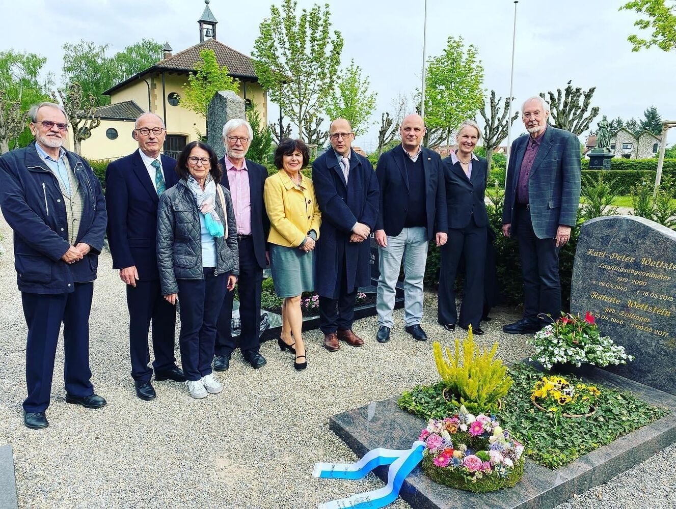 Foto der Woche: Mandat heißt Dienst. Viele in unserer Partei leisten diesen Dienst in den Gemeinde- und Kreisräten. Das bedeutet Ehrenamt – und gleichzeitig in Beschlag genommen werden wie bei einem Teilzeit- und manchmal sogar Vollzeit-Job. Andere leisten diesen Dienst im Bundestag und Europaparlament. Karl-Peter Wettstein hat den Menschen als ihr Landtagsabgeordneter gedient. Und dieses Mandat begann vor genau 50 Jahren mit der Landtagswahl 1972. Die SPD Plankstadt hatte zu einem schönen Nachmittag eingeladen: Voller Erinnerungen und Anekdoten, Wissenswertem und Ausblicken. Und mit einem würdigen Abschluss am Grab unseres langjährigen Abgeordneten.